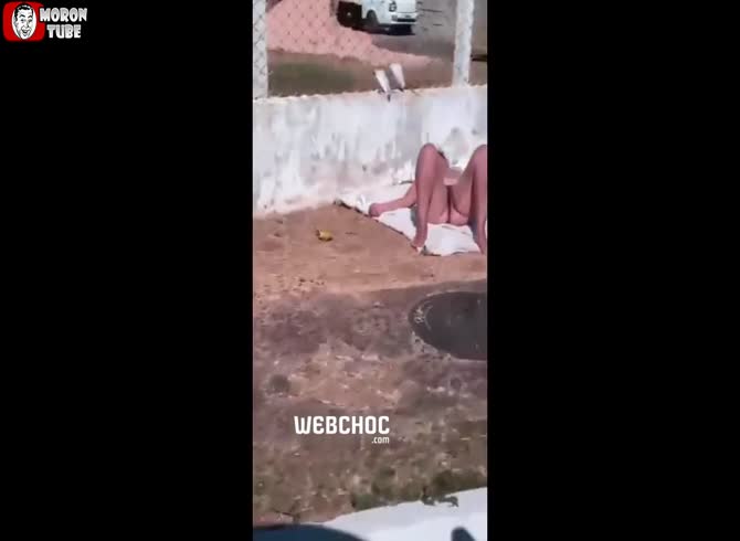 Video :The cops arrest her after she tans in the street while nude!